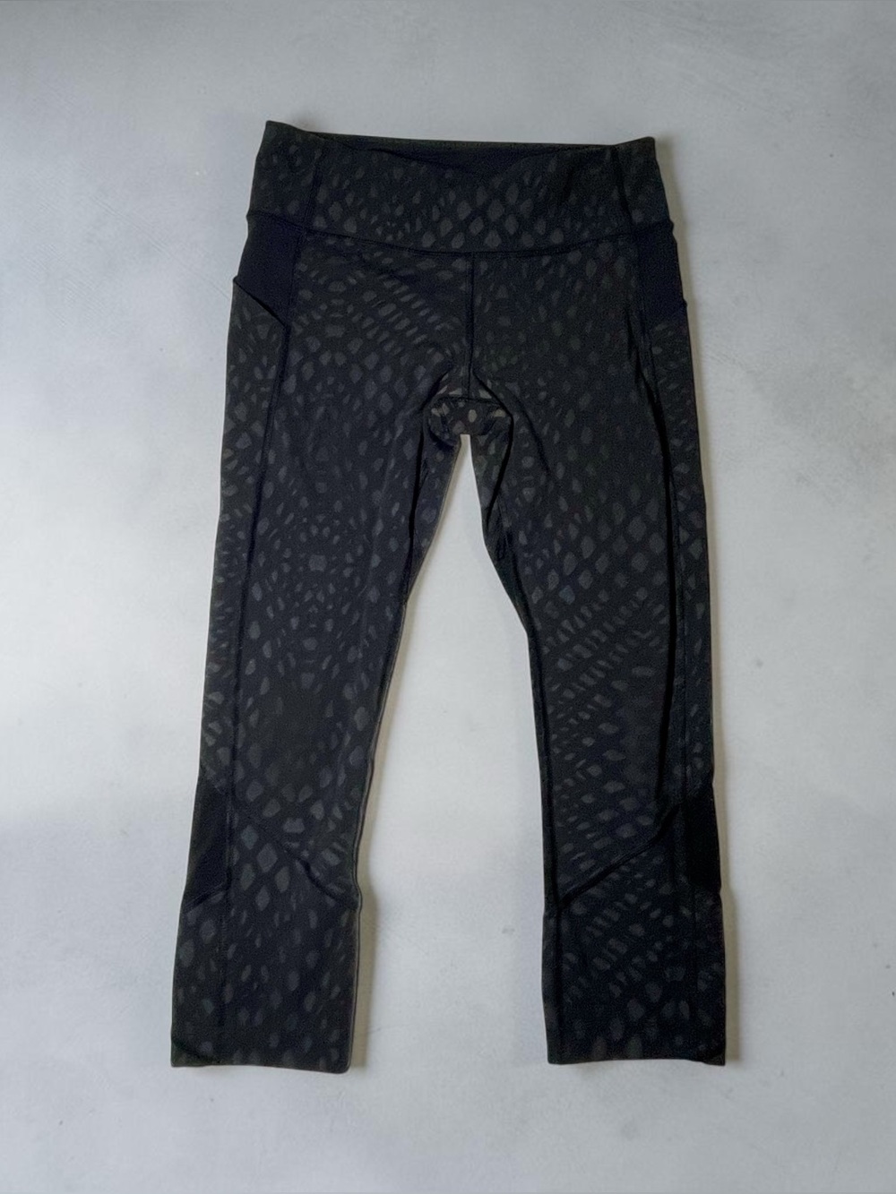 Lululemon leopard camo black high waisted size 6 Cropped Leggings